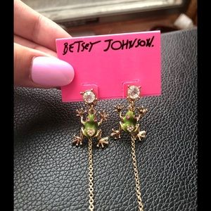 Super cute frog and flower earrings